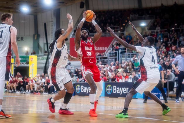 Barmer 2. Basketball Bundesliga ProA: Bayer Giants Leverkusen vs. RheinStars Koeln, 04.04.26 Leverkusen, 04.04.26 - Kobe Langley (Bayer Giants Leverkusen, 8) und Lok Lol Wur (Bayer Giants Leverkusen, 4) gegen Michael Jordan Miller (RheinStars Köln, 23) während des Spiels der Barmer 2. Basketball Bundesliga ProA: Bayer Giants Leverkusen vs. RheinStars Koeln in der Ostermann Arena in Leverkusen. Copyright: xBEAUTIFULxSPORTS LeahxKohringx