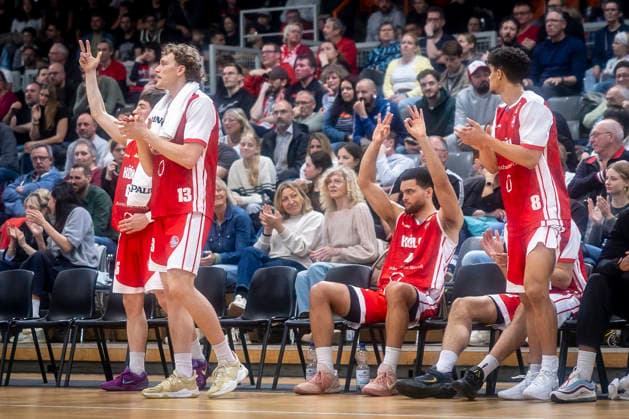 Barmer 2. Basketball Bundesliga ProA: Bayer Giants Leverkusen vs. RheinStars Koeln, 04.04.26 Leverkusen, 04.04.26 - Jubel bei Jasper Günther (RheinStars Köln, 6), Adam Paige (RheinStars Köln) und Zachary Richard Watson (RheinStars Köln, 4) während des Spiels der Barmer 2. Basketball Bundesliga ProA: Bayer Giants Leverkusen vs. RheinStars Koeln in der Ostermann Arena in Leverkusen. Copyright: xBEAUTIFULxSPORTS LeahxKohringx