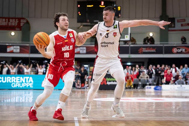 Barmer 2. Basketball Bundesliga ProA: Bayer Giants Leverkusen vs. RheinStars Koeln, 04.04.26 Leverkusen, 04.04.26 - Haris Hujic (RheinStars Köln, 10) und Luca Finn Kahl (Bayer Giants Leverkusen, 3) während des Spiels der Barmer 2. Basketball Bundesliga ProA: Bayer Giants Leverkusen vs. RheinStars Koeln in der Ostermann Arena in Leverkusen. Copyright: xBEAUTIFULxSPORTS LeahxKohringx