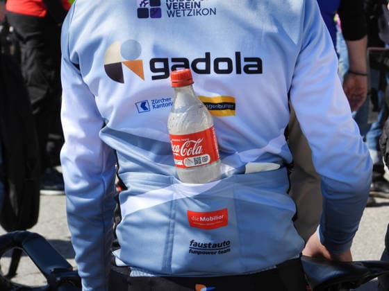 04.04..2026 Affoltern am Albis Schweiz. GP Osterhas .Internationales Radrennen Damenrennen. Bild :Coca Cola Flasche in der Trikottasche. Aktion Getraenke,