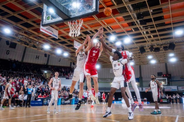 Barmer 2. Basketball Bundesliga ProA: Bayer Giants Leverkusen vs. RheinStars Koeln, 04.04.26 Leverkusen, 04.04.26 - Kampf um den Ball: Dennis Heinzmann (Bayer Giants Leverkusen, 22), Ricardo Lynch (Bayer Giants Leverkusen, 11), Adam Paige (RheinStars Köln, 13) und Kenny Andre Baptiste (RheinStars Köln, 39) während des Spiels der Barmer 2. Basketball Bundesliga ProA: Bayer Giants Leverkusen vs. RheinStars Koeln in der Ostermann Arena in Leverkusen. Copyright: xBEAUTIFULxSPORTS LeahxKohringx