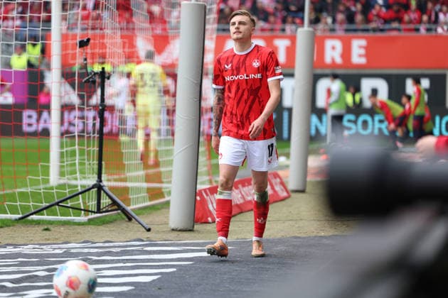 04.04.2026, xrekx, Fussball 2.Bundesliga, 1.FC Kaiserslautern - Fortuna Düsseldorf v.l. Norman Bassette (1.FC Kaiserslautern) Auswechslung (DFL DFB REGULATIONS PROHIBIT ANY USE OF PHOTOGRAPHS as IMAGE SEQUENCES and or QUASI-VIDEO) Kaiserslautern