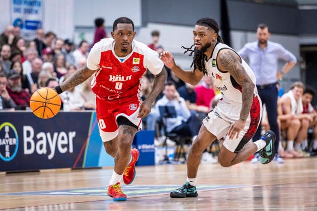 Barmer 2. Basketball Bundesliga ProA: Bayer Giants Leverkusen vs. RheinStars Koeln, 04.04.26 Leverkusen, 04.04.26 - Cedric Cezell Russell Jr. (RheinStars Köln, 0) und Kobe Langley (Bayer Giants Leverkusen, 8) während des Spiels der Barmer 2. Basketball Bundesliga ProA: Bayer Giants Leverkusen vs. RheinStars Koeln in der Ostermann Arena in Leverkusen. Copyright: xBEAUTIFULxSPORTS LeahxKohringx