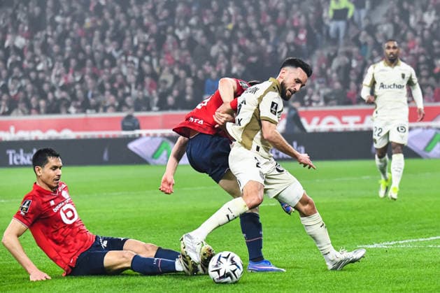 FOOTBALL : Lille OSC vs RC Lens - Ligue 1 - JournÃ e 28 - 04 04 2026 Adrien Thomasson (RC Lens) Aissa Mandi (Lille OSC) LilleFrance  Copyright: xBaptistexAutissierx