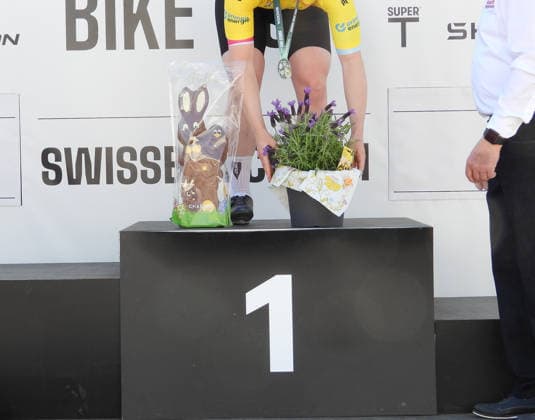 04.04..2026 Affoltern am Albis Schweiz. GP Osterhas .Internationales Radrennen Damenrennen. Bild , Preise fuer die Sieherin, Osterhase und Blumenstock Aktion