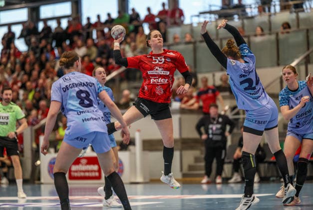 GER, Bad Langensalza, Thüringer HC vs HSG Bensheim Auerbach Flames, Alsco Handball Bundesliga Frauen, Handball, DHB, Spielzeit 2025 2026, Weststadthalle Bensheim, 22. Spieltag im Bild v.l.: Csenge Kuczora (Thüringer HC Frauen 57), Meike Schmelzer (HSG Bensheim Auerbach Flames Frauen 24) DFB DFL REGULATIONS PROHIBIT ANY USE OF PHOTOGRAPHS AS IMAGE SEQUENCES AND OR QUASI-VIDEO, 04.04.2026 Copyright: HMBxMedia HendrikxHamelau