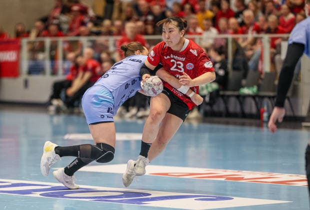 GER, Bad Langensalza, Thüringer HC vs HSG Bensheim Auerbach Flames, Alsco Handball Bundesliga Frauen, Handball, DHB, Spielzeit 2025 2026, Weststadthalle Bensheim, 22. Spieltag im Bild v.l.: Mareike Thomaier (HSG Bensheim Auerbach Flames Frauen 2), Natsuki Aizawa (Thüringer HC Frauen 23) DFB DFL REGULATIONS PROHIBIT ANY USE OF PHOTOGRAPHS AS IMAGE SEQUENCES AND OR QUASI-VIDEO, 04.04.2026 Copyright: HMBxMedia HendrikxHamelau