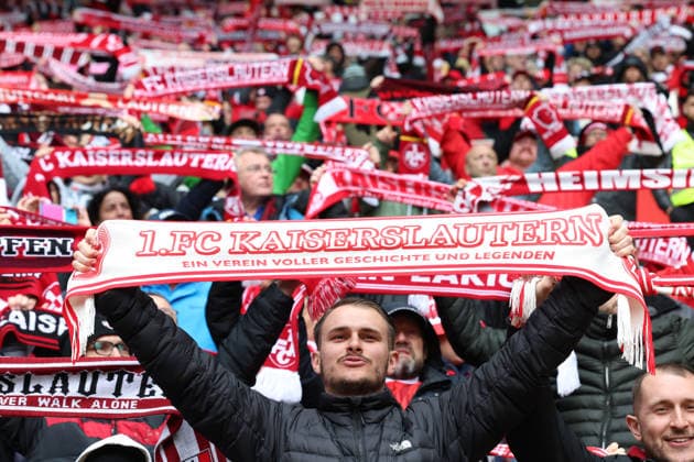 04.04.2026, xrekx, Fussball 2.Bundesliga, 1.FC Kaiserslautern - Fortuna Düsseldorf v.l. FCK Fans ,Stimmung, Schals, Ultras, Zuschauer, Besucher, Choreo, Choreografie, atmosphere, scarves, spectators, visitors (DFL DFB REGULATIONS PROHIBIT ANY USE OF PHOTOGRAPHS as IMAGE SEQUENCES and or QUASI-VIDEO) Kaiserslautern