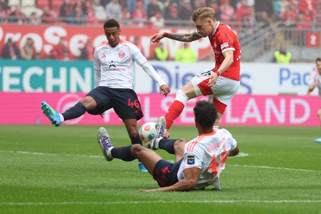 04.04.2026, xrekx, Fussball 2.Bundesliga, 1.FC Kaiserslautern - Fortuna Düsseldorf v.l. Sima Suso (Fortuna Duesseldorf) Norman Bassette (1.FC Kaiserslautern) Elias Egouli (Fortuna Duesseldorf) Zweikampf, Aktion, action, battle for the ball (DFL DFB REGULATIONS PROHIBIT ANY USE OF PHOTOGRAPHS as IMAGE SEQUENCES and or QUASI-VIDEO) Kaiserslautern