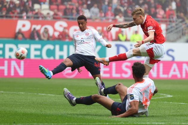 04.04.2026, xrekx, Fussball 2.Bundesliga, 1.FC Kaiserslautern - Fortuna Düsseldorf v.l. Sima Suso (Fortuna Duesseldorf) Norman Bassette (1.FC Kaiserslautern) Elias Egouli (Fortuna Duesseldorf) Zweikampf, Aktion, action, battle for the ball (DFL DFB REGULATIONS PROHIBIT ANY USE OF PHOTOGRAPHS as IMAGE SEQUENCES and or QUASI-VIDEO) Kaiserslautern