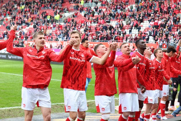 04.04.2026, xrekx, Fussball 2.Bundesliga, 1.FC Kaiserslautern - Fortuna Düsseldorf v.l. Spielende FCK Mannschaft bedankt bedanken sich bei den Fans, the player thanks the fans for their support Paul Joly (1.FC Kaiserslautern) Fabian Kunze (1.FC Kaiserslautern) Marlon Ritter (1.FC Kaiserslautern) Luca Sirch (1.FC Kaiserslautern) Maxwell Gyamfi (1.FC Kaiserslautern) (DFL DFB REGULATIONS PROHIBIT ANY USE OF PHOTOGRAPHS as IMAGE SEQUENCES and or QUASI-VIDEO) Kaiserslautern