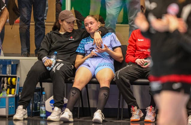 GER, Bad Langensalza, Thüringer HC vs HSG Bensheim Auerbach Flames, Alsco Handball Bundesliga Frauen, Handball, DHB, Spielzeit 2025 2026, Weststadthalle Bensheim, 22. Spieltag im Bild: Enttäuschung, Frust und Emotionen nach der Niederlage der Bensheim Flames beim Thüringer HC, Lucie-Marie Kretzschmar (HSG Bensheim Auerbach Flames Frauen 29), Mia Ziercke (HSG Bensheim Auerbach Flames Frauen 34) DFB DFL REGULATIONS PROHIBIT ANY USE OF PHOTOGRAPHS AS IMAGE SEQUENCES AND OR QUASI-VIDEO, 04.04.2026 Copyright: HMBxMedia HendrikxHamelau