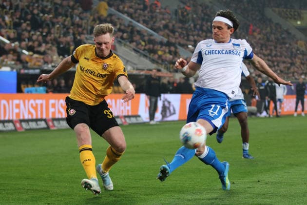 04.04.2026 Fußball Herren 2025 2026 2. Bundesliga 28. Spieltag SG Dynamo Dresden - Hertha BSC Rudolf-Harbig-Stadion Dresden Jonas Sterner (Dresden, 32, gelb) mit einer Flanke. Fabian Reese (Berlin, 11, weiß) kommt zu spät. Dresden Sachsen Deutschland