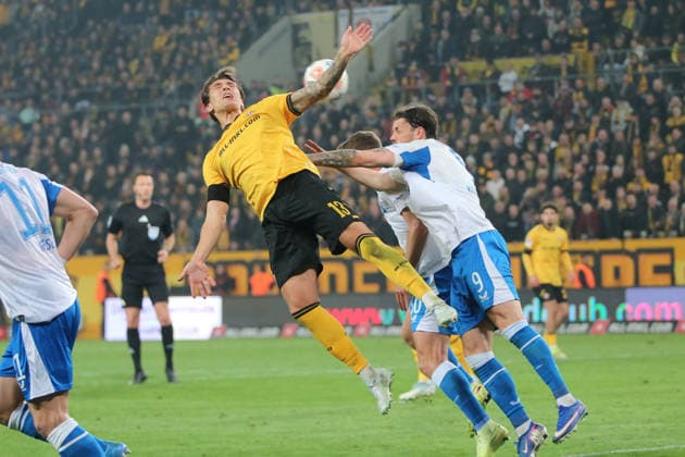 04.04.2026 Fußball Herren 2025 2026 2. Bundesliga 28. Spieltag SG Dynamo Dresden - Hertha BSC Rudolf-Harbig-Stadion Dresden Julian Pauli (Dresden, 13, gelb) wird von Dawid Kownacki (Berlin, 9, weiß) an der ordnungsgemäßen Ausführung eines Kopfballs gehindert. Dresden Sachsen Deutschland