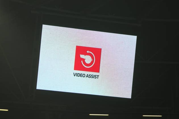 04.04.2026 Fußball Herren 2025 2026 2. Bundesliga 28. Spieltag SG Dynamo Dresden - Hertha BSC Rudolf-Harbig-Stadion Dresden Der Eingriff des VAR wird angezeigt. Dresden Sachsen Deutschland