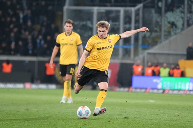 04.04.2026 Fußball Herren 2025 2026 2. Bundesliga 28. Spieltag SG Dynamo Dresden - Hertha BSC Rudolf-Harbig-Stadion Dresden Luca Herrmann (Dresden, 8, gelb) beim Torschuss. Dresden Sachsen Deutschland