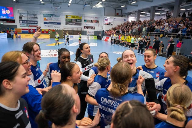 HSG Blomberg-Lippe (GER) vs. Borussia Dortmund (GER), Handball, 1. Handball Bundesliga Frauen, 22. Spieltag, 4.4.2026, Saision 2025 2026, Blomberg Die Spielerinnen der HSG Blomberg-Lippe (GER) jubeln und feiern nach dem Sieg gegen Borussia Dortmund (GER) mit 33:31. Im Fokus: Nicole Roth (HSG Blomberg-Lippe, 61) Blomberg Sporthalle an der Ulmenallee Deutschland