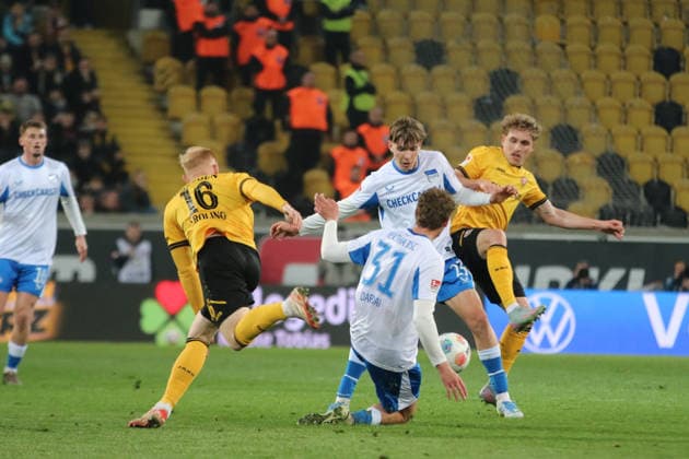 04.04.2026 Fußball Herren 2025 2026 2. Bundesliga 28. Spieltag SG Dynamo Dresden - Hertha BSC Rudolf-Harbig-Stadion Dresden Kennet Eichhorn (Berlin, 23, weiß) im Zweikampf mit Luca Herrmann (Dresden, 8, gelb). Dresden Sachsen Deutschland