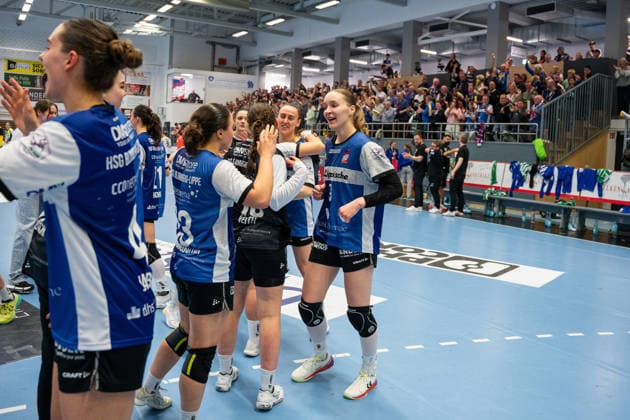 HSG Blomberg-Lippe (GER) vs. Borussia Dortmund (GER), Handball, 1. Handball Bundesliga Frauen, 22. Spieltag, 4.4.2026, Saision 2025 2026, Blomberg Elin Magnusdottir (HSG Blomberg-Lippe, 33) und Nieke Kuehne (HSG Blomberg-Lippe, 09) freuen sich nach dem Sieg gegen Borussia Dortmund (GER) mit 33:31 Blomberg Sporthalle an der Ulmenallee Deutschland