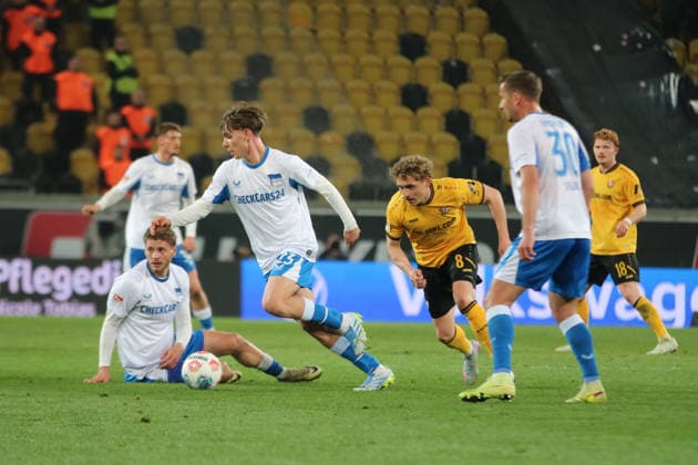 04.04.2026 Fußball Herren 2025 2026 2. Bundesliga 28. Spieltag SG Dynamo Dresden - Hertha BSC Rudolf-Harbig-Stadion Dresden Kennet Eichhorn (Berlin, 23, weiß) am Ball. Dresden Sachsen Deutschland