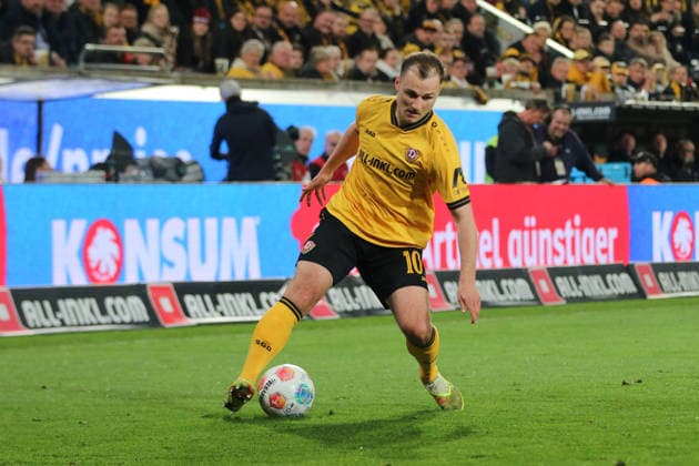 04.04.2026 Fußball Herren 2025 2026 2. Bundesliga 28. Spieltag SG Dynamo Dresden - Hertha BSC Rudolf-Harbig-Stadion Dresden Jakob Lemmer (Dresden, 10, gelb) am Ball. Dresden Sachsen Deutschland