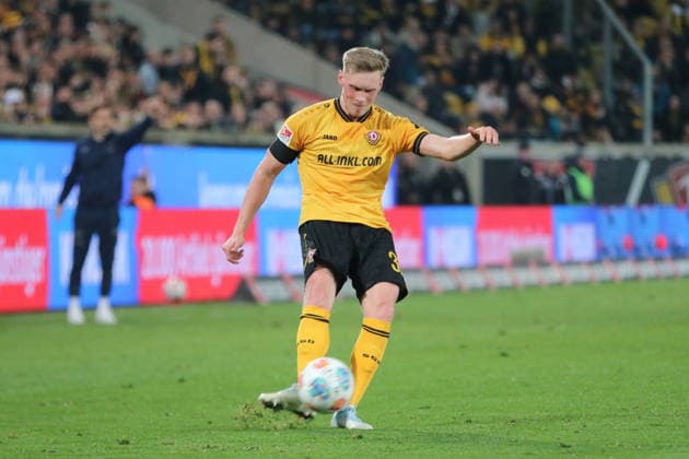 04.04.2026 Fußball Herren 2025 2026 2. Bundesliga 28. Spieltag SG Dynamo Dresden - Hertha BSC Rudolf-Harbig-Stadion Dresden Jonas Sterner (Dresden, 32, gelb) schlägt eine Flanke. Dresden Sachsen Deutschland