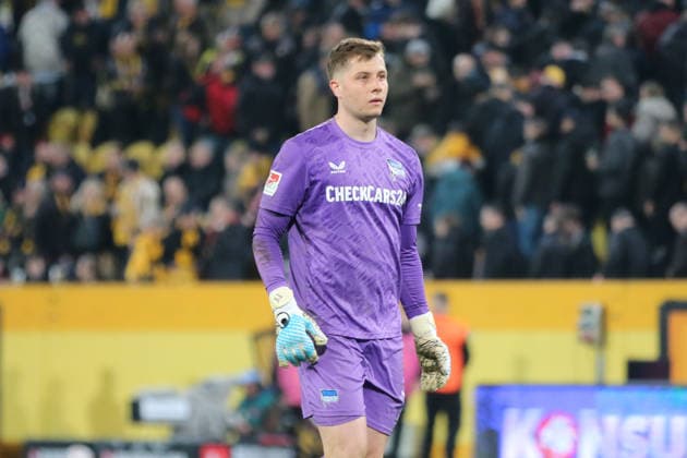 04.04.2026 Fußball Herren 2025 2026 2. Bundesliga 28. Spieltag SG Dynamo Dresden - Hertha BSC Rudolf-Harbig-Stadion Dresden Tjark Ernst (Berlin, 1, lila) nach dem Spiel. Dresden Sachsen Deutschland