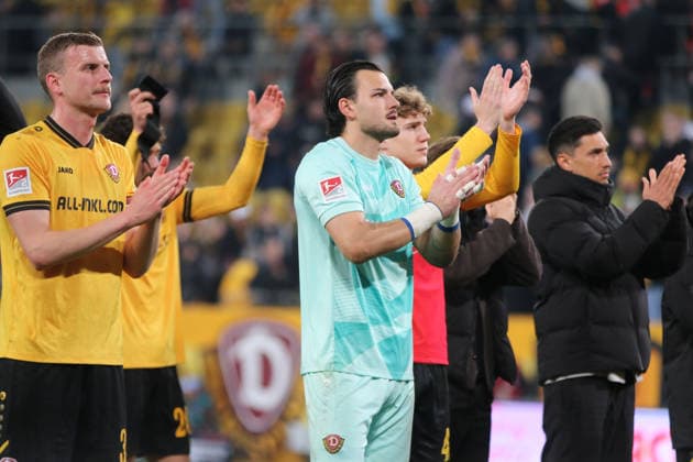 04.04.2026 Fußball Herren 2025 2026 2. Bundesliga 28. Spieltag SG Dynamo Dresden - Hertha BSC Rudolf-Harbig-Stadion Dresden Tim Schreiber (Dresden, 1, grün) vor dem K-Block nach dem Spiel. Dresden Sachsen Deutschland