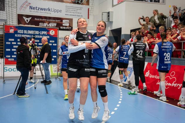 HSG Blomberg-Lippe (GER) vs. Borussia Dortmund (GER), Handball, 1. Handball Bundesliga Frauen, 22. Spieltag, 4.4.2026, Saision 2025 2026, Blomberg Melanie Veith (HSG Blomberg-Lippe, 16) und Laura Rueffieux (HSG Blomberg-Lippe, 03) freuen sich nach dem Sieg gegen Borussia Dortmund (GER) mit 33:31 Blomberg Sporthalle an der Ulmenallee Deutschland