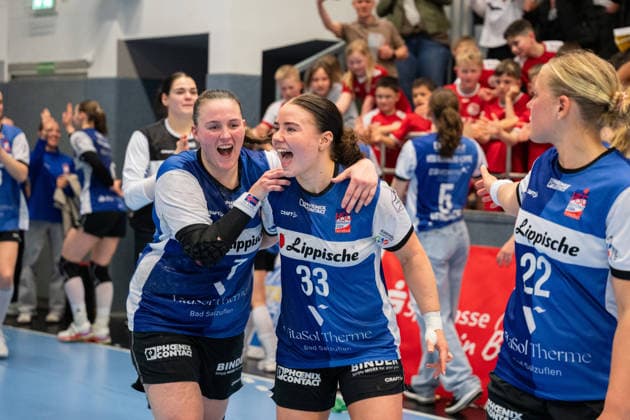HSG Blomberg-Lippe (GER) vs. Borussia Dortmund (GER), Handball, 1. Handball Bundesliga Frauen, 22. Spieltag, 4.4.2026, Saision 2025 2026, Blomberg Diana Magnusdottir (HSG Blomberg-Lippe, 07), Elin Magnusdottir (HSG Blomberg-Lippe, 33) und Judith Tietjen (HSG Blomberg-Lippe, 22) freuen sich nach dem Sieg gegen Borussia Dortmund (GER) mit 33:31 Blomberg Sporthalle an der Ulmenallee Deutschland