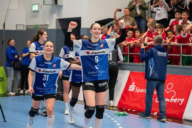 HSG Blomberg-Lippe (GER) vs. Borussia Dortmund (GER), Handball, 1. Handball Bundesliga Frauen, 22. Spieltag, 4.4.2026, Saision 2025 2026, Blomberg Nieke Kuehne (HSG Blomberg-Lippe, 09) freut sich nach dem Sieg gegen Borussia Dortmund (GER) mit 33:31 Blomberg Sporthalle an der Ulmenallee Deutschland
