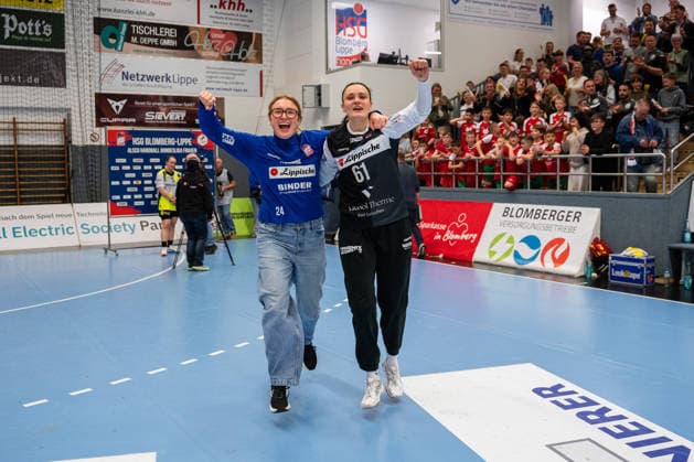 HSG Blomberg-Lippe (GER) vs. Borussia Dortmund (GER), Handball, 1. Handball Bundesliga Frauen, 22. Spieltag, 4.4.2026, Saision 2025 2026, Blomberg Marie Michalczik (HSG Blomberg-Lippe, 24) und Nicole Roth (HSG Blomberg-Lippe, 61) freuen sich jubeln nach dem Sieg gegen Borussia Dortmund (GER) mit 33:31 Blomberg Sporthalle an der Ulmenallee Deutschland