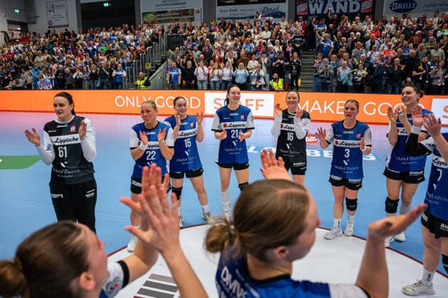 HSG Blomberg-Lippe (GER) vs. Borussia Dortmund (GER), Handball, 1. Handball Bundesliga Frauen, 22. Spieltag, 4.4.2026, Saision 2025 2026, Blomberg Die Spielerinnen der HSG Blomberg-Lippe (GER) jubeln freuen sich nach dem Sieg gegen Borussia Dortmund (GER) mit 33:31. v.l. Nicole Roth (HSG Blomberg-Lippe, 61), Judith Tietjen (HSG Blomberg-Lippe, 22), Carolin Jaron (HSG Blomberg-Lippe, 15), Nuria Bucher (HSG Blomberg-Lippe, 21), Melanie Veith (HSG Blomberg-Lippe, 16), Laura Rueffieux (HSG Blomberg-Lippe, 03), Andrea Jacobsen (HSG Blomberg-Lippe, 04) Blomberg Sporthalle an der Ulmenallee Deutschland