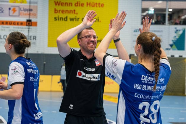 HSG Blomberg-Lippe (GER) vs. Borussia Dortmund (GER), Handball, 1. Handball Bundesliga Frauen, 22. Spieltag, 4.4.2026, Saision 2025 2026, Blomberg Oliver Lippert (HSG Blomberg-Lippe, Mannschaftsverantwortlicher) und Malin Sandberg (HSG Blomberg-Lippe, 28) freuen sich nach dem Sieg gegen Borussia Dortmund (GER) mit 33:31 Blomberg Sporthalle an der Ulmenallee Deutschland