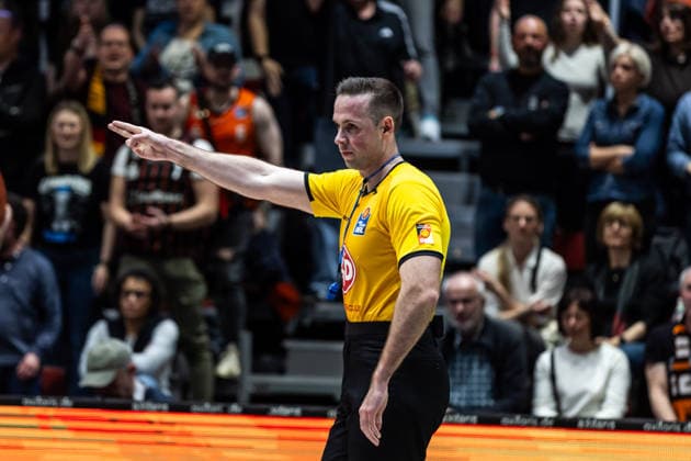 GER, easy-Credit Basketball-Bundesliga, Niners Chemnitz - Telekom Baskets Bonn. 04.04.2026, Messe, Chemnitz, GER, easy-Credit Basketball-Bundesliga, Niners Chemnitz - Telekom Baskets Bonn. Tobias Kazda, Schiedsrichter gibt Handzeichen Foto Alexander Trienitz Chemnitz Messe Sachsen Deutschland