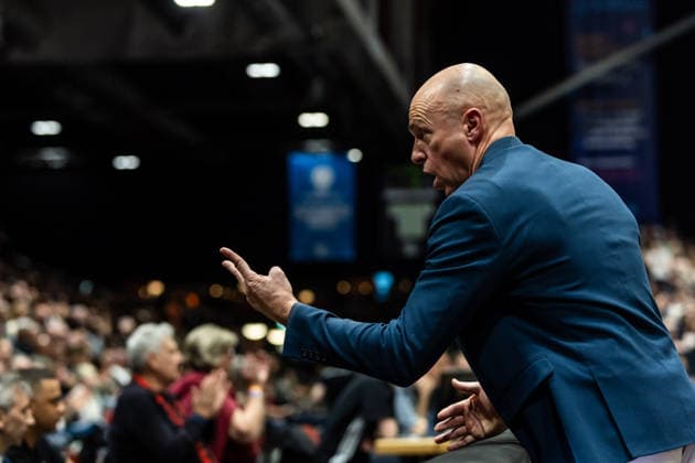 GER, easy-Credit Basketball-Bundesliga, Niners Chemnitz - Telekom Baskets Bonn. 04.04.2026, Messe, Chemnitz, GER, easy-Credit Basketball-Bundesliga, Niners Chemnitz - Telekom Baskets Bonn. Rodrigo Pastore (Head Coach), Niners Chemnitz gibt Handzeichen Foto Alexander Trienitz Chemnitz Messe Sachsen Deutschland