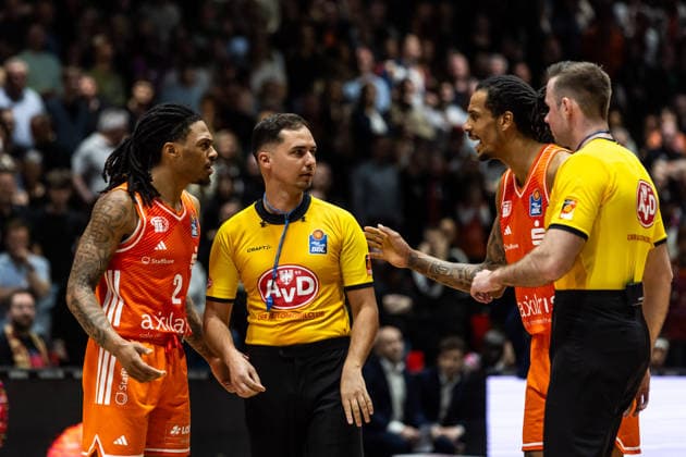 GER, easy-Credit Basketball-Bundesliga, Niners Chemnitz - Telekom Baskets Bonn. 04.04.2026, Messe, Chemnitz, GER, easy-Credit Basketball-Bundesliga, Niners Chemnitz - Telekom Baskets Bonn. Nike Sibande (Niners Chemnitz, 2), Nermin Hodzic, Schiedsrichter, Kevin Yebo (Niners Chemnitz, 0) und Tobias Kazda, Schiedsrichter sprechen miteinander Foto Alexander Trienitz Chemnitz Messe Sachsen Deutschland