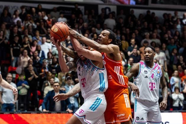 GER, easy-Credit Basketball-Bundesliga, Niners Chemnitz - Telekom Baskets Bonn. 04.04.2026, Messe, Chemnitz, GER, easy-Credit Basketball-Bundesliga, Niners Chemnitz - Telekom Baskets Bonn. Kevin Yebo (Niners Chemnitz, 0) im Zweikampf gegen Michael Kessens (Telekom Baskets Bonn, 6) Foto Alexander Trienitz Chemnitz Messe Sachsen Deutschland