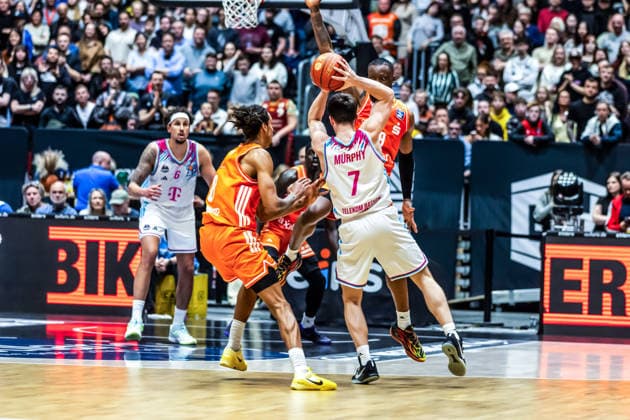 GER, easy-Credit Basketball-Bundesliga, Niners Chemnitz - Telekom Baskets Bonn. 04.04.2026, Messe, Chemnitz, GER, easy-Credit Basketball-Bundesliga, Niners Chemnitz - Telekom Baskets Bonn. Grayson Murphy (Telekom Baskets Bonn, 7) im Zweikampf gegen Kevin Yebo (Niners Chemnitz, 0) Foto Alexander Trienitz Chemnitz Messe Sachsen Deutschland