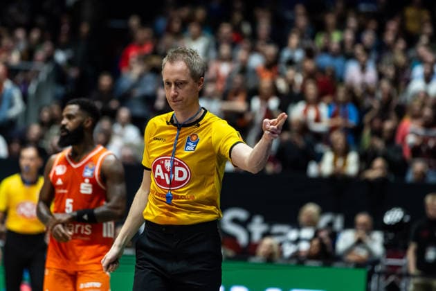 GER, easy-Credit Basketball-Bundesliga, Niners Chemnitz - Telekom Baskets Bonn. 04.04.2026, Messe, Chemnitz, GER, easy-Credit Basketball-Bundesliga, Niners Chemnitz - Telekom Baskets Bonn. Christof Madinger, Schiedsrichter gibt Handzeichen Foto Alexander Trienitz Chemnitz Messe Sachsen Deutschland