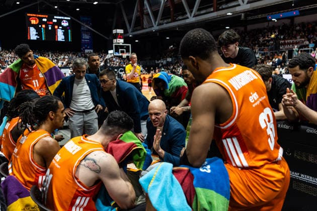 GER, easy-Credit Basketball-Bundesliga, Niners Chemnitz - Telekom Baskets Bonn. 04.04.2026, Messe, Chemnitz, GER, easy-Credit Basketball-Bundesliga, Niners Chemnitz - Telekom Baskets Bonn. Rodrigo Pastore (Head Coach), Niners Chemnitz spricht mit seinen Spielern Foto Alexander Trienitz Chemnitz Messe Sachsen Deutschland