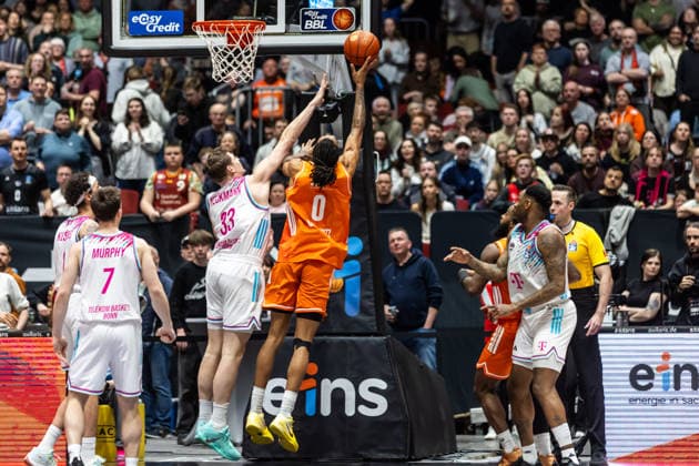 GER, easy-Credit Basketball-Bundesliga, Niners Chemnitz - Telekom Baskets Bonn. 04.04.2026, Messe, Chemnitz, GER, easy-Credit Basketball-Bundesliga, Niners Chemnitz - Telekom Baskets Bonn. Kevin Yebo (Niners Chemnitz, 0), Patrick Heckmann (Telekom Baskets Bonn, 33) Foto Alexander Trienitz Chemnitz Messe Sachsen Deutschland