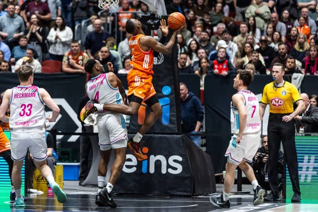 GER, easy-Credit Basketball-Bundesliga, Niners Chemnitz - Telekom Baskets Bonn. 04.04.2026, Messe, Chemnitz, GER, easy-Credit Basketball-Bundesliga, Niners Chemnitz - Telekom Baskets Bonn. John Edward Newman III (Niners Chemnitz, 9), Jeff Garrett Jr. (Telekom Baskets Bonn, 4) Foto Alexander Trienitz Chemnitz Messe Sachsen Deutschland