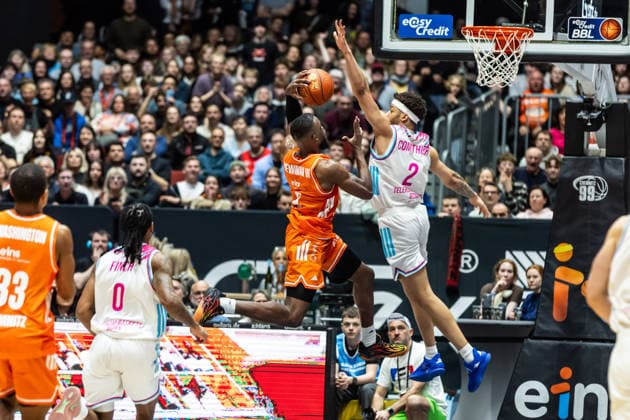 GER, easy-Credit Basketball-Bundesliga, Niners Chemnitz - Telekom Baskets Bonn. 04.04.2026, Messe, Chemnitz, GER, easy-Credit Basketball-Bundesliga, Niners Chemnitz - Telekom Baskets Bonn. John Edward Newman III (Niners Chemnitz, 9) im Zweikampf gegen Alijah Comithier (Telekom Baskets Bonn, 2) Foto Alexander Trienitz Chemnitz Messe Sachsen Deutschland