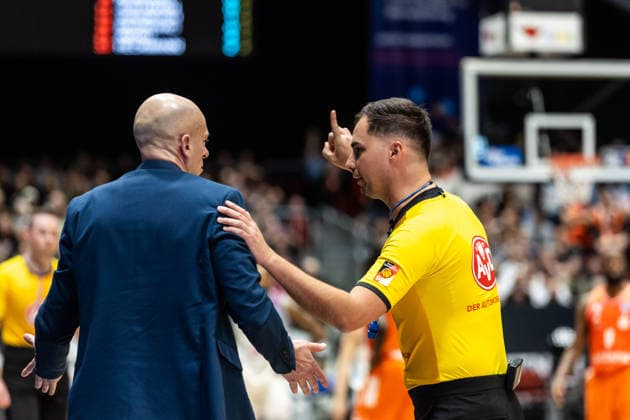 GER, easy-Credit Basketball-Bundesliga, Niners Chemnitz - Telekom Baskets Bonn. 04.04.2026, Messe, Chemnitz, GER, easy-Credit Basketball-Bundesliga, Niners Chemnitz - Telekom Baskets Bonn. Rodrigo Pastore (Head Coach), Niners Chemnitz spricht mit Nermin Hodzic, Schiedsrichter Foto Alexander Trienitz Chemnitz Messe Sachsen Deutschland