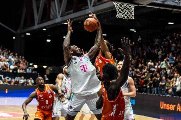 GER, easy-Credit Basketball-Bundesliga, Niners Chemnitz - Telekom Baskets Bonn. 04.04.2026, Messe, Chemnitz, GER, easy-Credit Basketball-Bundesliga, Niners Chemnitz - Telekom Baskets Bonn. Jeff Garrett Jr. (Telekom Baskets Bonn, 4), Kevin Yebo (Niners Chemnitz, 0) Foto Alexander Trienitz Chemnitz Messe Sachsen Deutschland