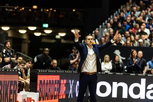 GER, easy-Credit Basketball-Bundesliga, Niners Chemnitz - Telekom Baskets Bonn. 04.04.2026, Messe, Chemnitz, GER, easy-Credit Basketball-Bundesliga, Niners Chemnitz - Telekom Baskets Bonn. Marko Stankovic (Head Coach), Telekom Baskets Bonn gibt Handzeichen Foto Alexander Trienitz Chemnitz Messe Sachsen Deutschland