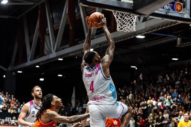 GER, easy-Credit Basketball-Bundesliga, Niners Chemnitz - Telekom Baskets Bonn. 04.04.2026, Messe, Chemnitz, GER, easy-Credit Basketball-Bundesliga, Niners Chemnitz - Telekom Baskets Bonn. Jeff Garrett Jr. (Telekom Baskets Bonn, 4) mit einem Dunk Foto Alexander Trienitz Chemnitz Messe Sachsen Deutschland