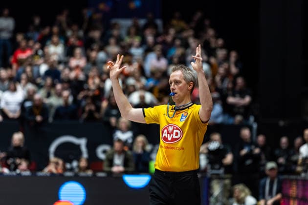 GER, easy-Credit Basketball-Bundesliga, Niners Chemnitz - Telekom Baskets Bonn. 04.04.2026, Messe, Chemnitz, GER, easy-Credit Basketball-Bundesliga, Niners Chemnitz - Telekom Baskets Bonn. Christof Madinger, Schiedsrichter gibt Handzeichen Foto Alexander Trienitz Chemnitz Messe Sachsen Deutschland