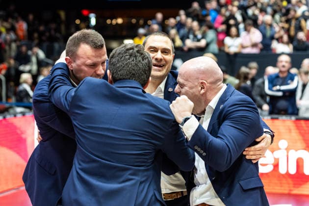GER, easy-Credit Basketball-Bundesliga, Niners Chemnitz - Telekom Baskets Bonn. 04.04.2026, Messe, Chemnitz, GER, easy-Credit Basketball-Bundesliga, Niners Chemnitz - Telekom Baskets Bonn. Marko Stankovic (Head Coach), Telekom Baskets Bonn, Lionel Bosco (Assistant Coach), Telekom Baskets Bonn, Eduardo Fernandez-Galarreta (Assistant Coach), Telekom Baskets Bonn jubeln mit Savo Milovic, Sportdirektor Telekom Baskets Bonn Foto Alexander Trienitz Chemnitz Messe Sachsen Deutschland